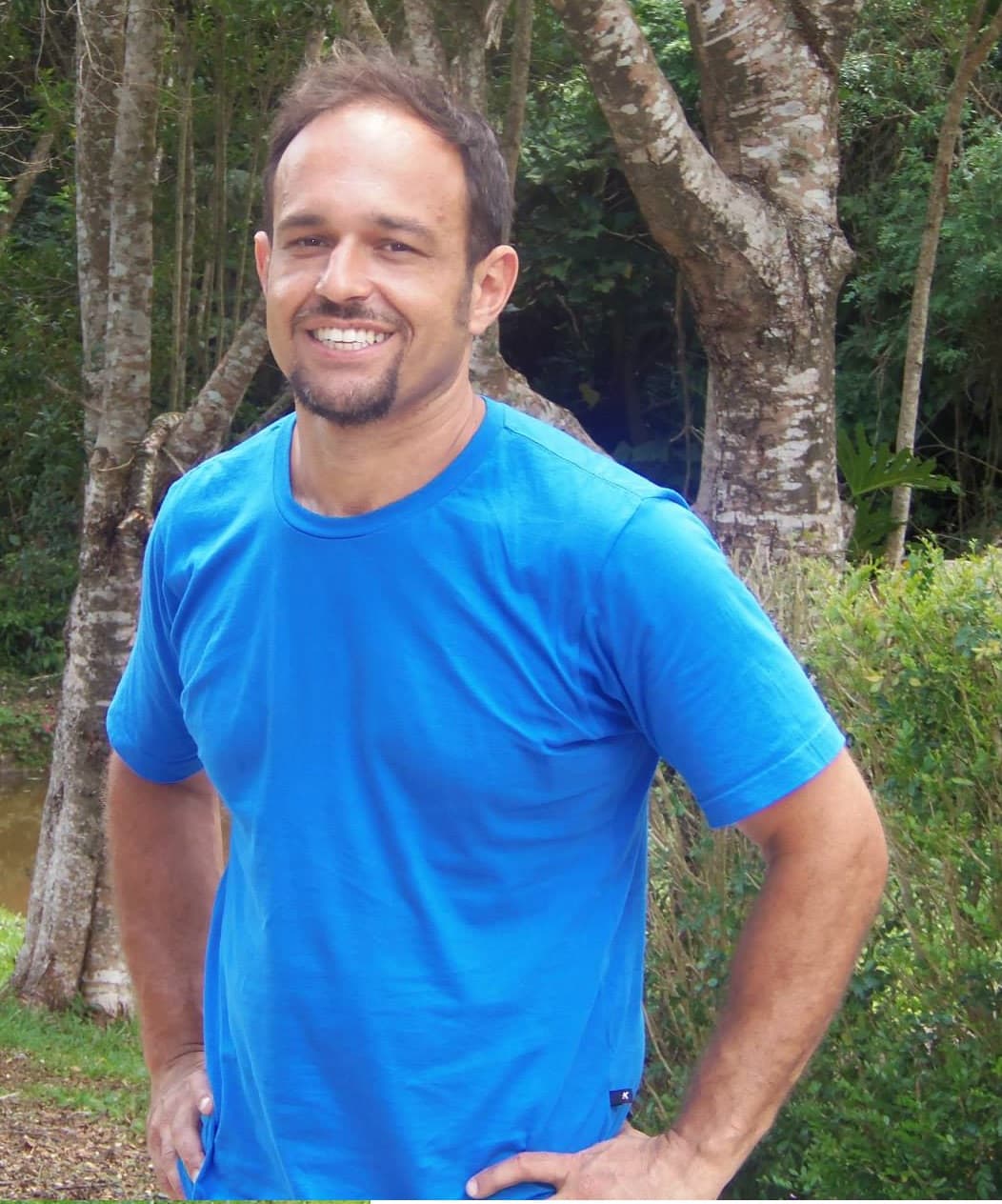 Mario Fanucchi, mecânico especialista da Garagem Oficina, trabalhando em um motor.